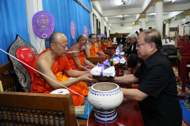 ประธานฯ และผู้มาร่วมพิธี ถวายไทยธรรมแด่พระสงฆ์