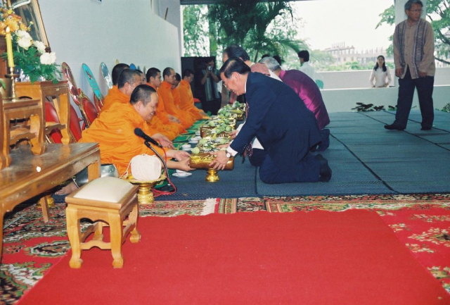 รศ.ดร.วันชัย ศิริชนะ ประธานในพิธี และแขกผู้มีเกียรติถวายไทยทานแด่พระสงฆ์