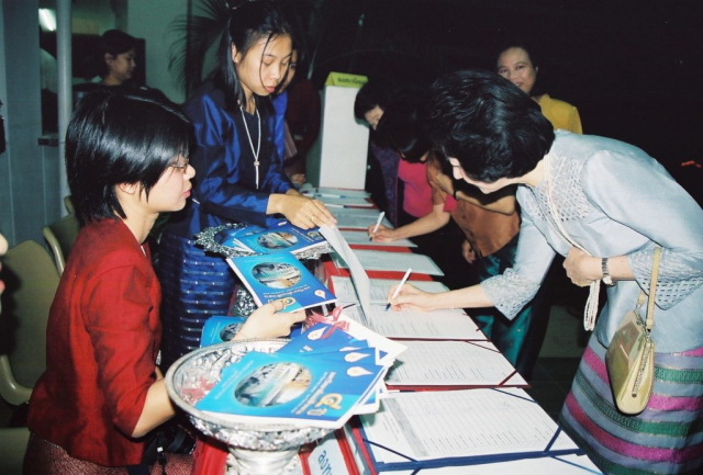 ผู้เข้าร่วมงานรายงานประชาชนภาคค่ำ ลงทะเบียนเข้าร่วมงาน