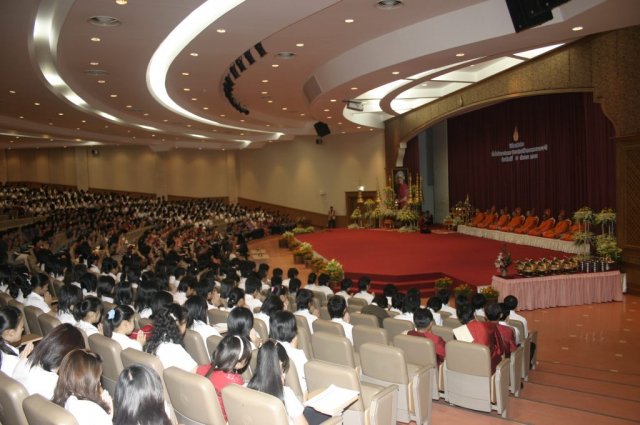 พระสงฆ์จำนวน 9 รูป เจริญพระพุทธมนต์