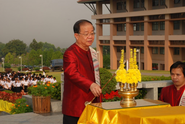 รศ.ดร.วันชัย ศิริชนะ ประธานในพิธี จุดเครื่องทองน้อยสักการะพระราชานุสาวรีย์สมเด็จพระศรีนครินทราบรมราชชนนี