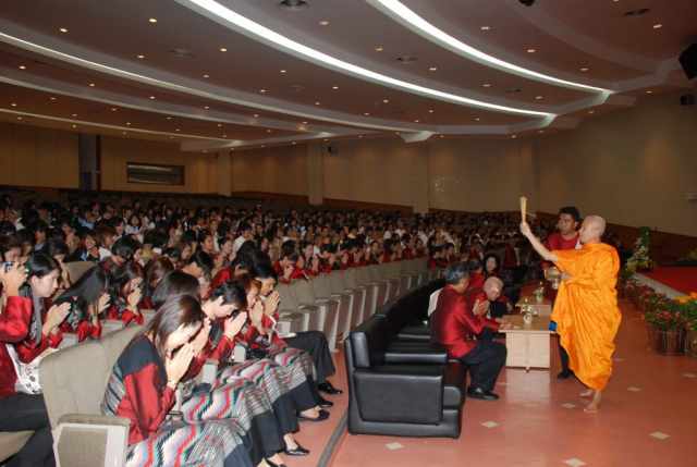 พระสงฆ์ประพรมน้ำมนต์ เพื่อความเป็นศิริมงคล