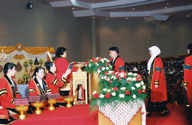 บัณฑิตรุ่นที่ 2 รับพระราชทานปริญญาบัตรจาก สมเด็จพระเทพรัตนราชสุดาฯ สยามบรมราชกุมารี