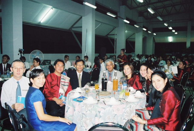 ผู้เข้าร่วมงานรับประทานอาหารร่วมกัน