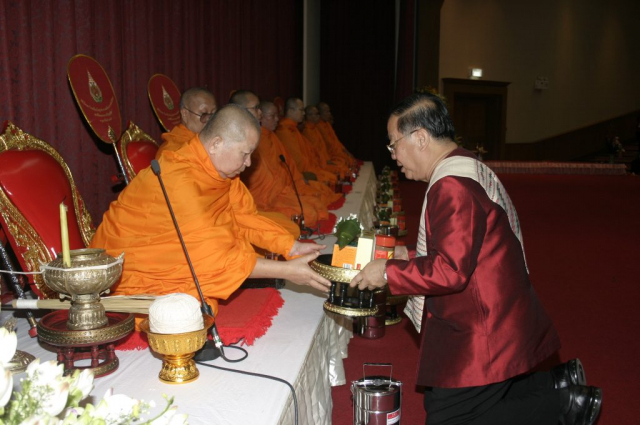 อธิการบดี ถวายไทยทานและภัตตาหารเพลแด่พระสงฆ์