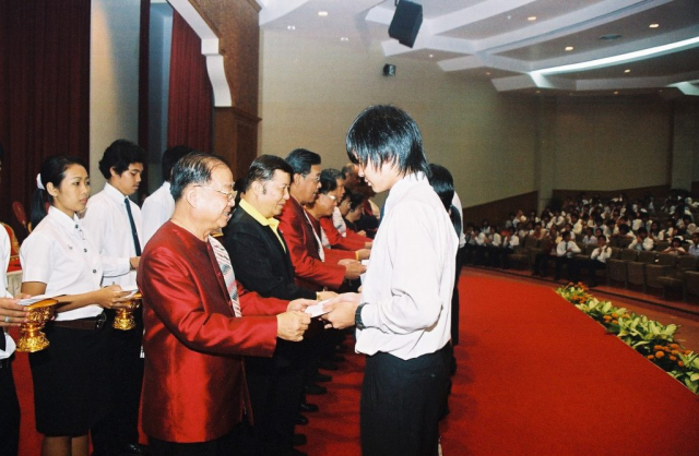 คณะผู้บริหาร มอบทุนการศึกษาให้แก่นักศึกษามหาวิทยาลัยแม่ฟ้าหลวง
