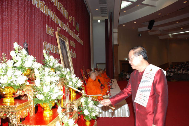 รศ.ดร.วันชัย ศิริชนะ ประธานในพิธี จุดธูปเทียนบูชาพระรัตนตรัย ณ หอประชุมสมเด็จย่า