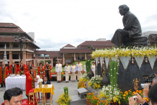 ประธานฯ จุดธูปเทียนเครื่องทองน้อย พระราชานุสาวรีย์สมเด็จพระศรีนครินทราบรมราชชนนี