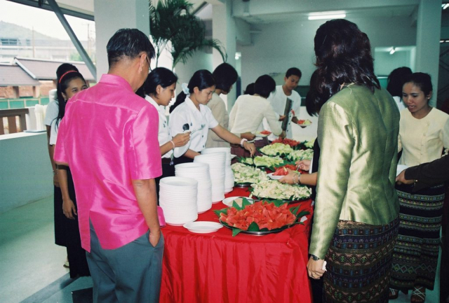 ผู้เข้าร่วมงานรับประทานอาหารร่วมกัน