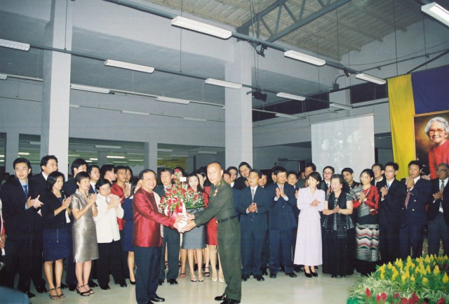 อธิการบดีรับมอบของขวัญ เนื่องในวันครบรอบสถาปนามหาวิทยาลัยครบรอบ 4 ปี