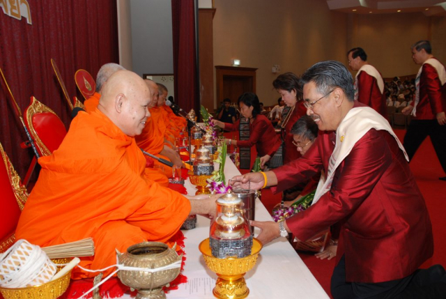 ผู้บริหารถวายไทยธรรมและภัตตาหารเพลแด่พระสงฆ์