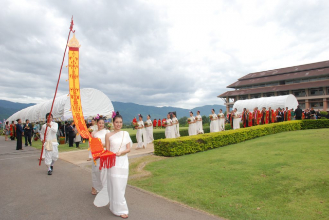 ขบวนตุงพระราชทานเคลื่อนเข้าสู่หอประชุมสมเด็จย่า