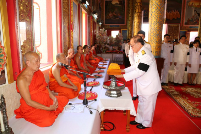 ประธานเข้าสู่อุโบสถและนำผ้ากฐินพระราชทานไปวางบนพานแว่นฟ้าหน้าพระสงฆ์ รูปที่ 2