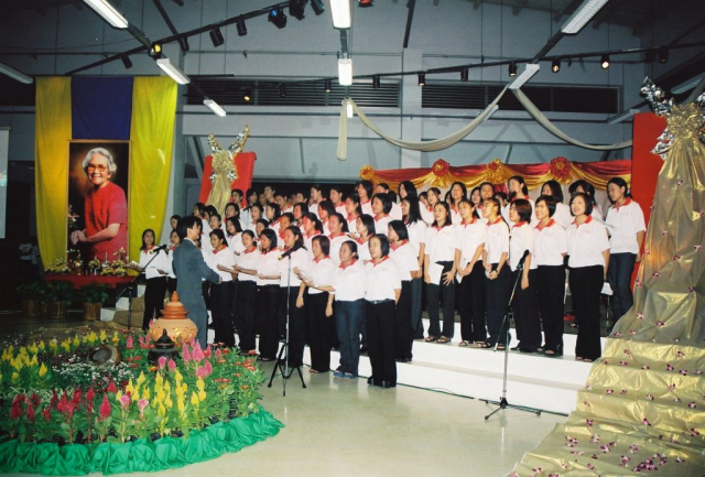 การแสดงร้องเพลงประสานเสียง โดย Mae Fah Luang University Chorus