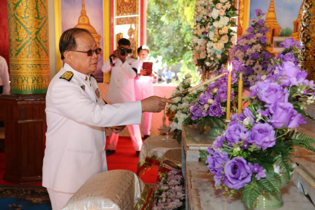 ประธานจุดธูปเทียนบูชาพระรัตนตรัย