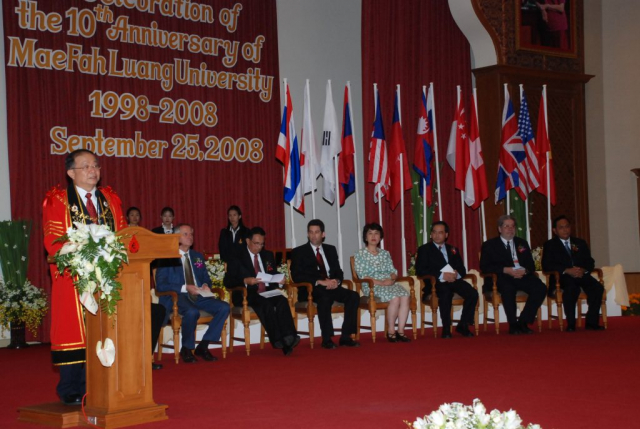อธิการบดีกล่าวความเป็นมาของการดำเนินงานในรอบ 10 ปี และกล่าวขอบคุณ