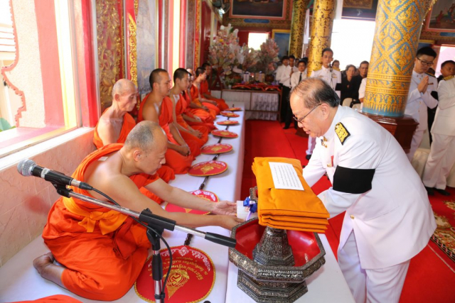 ประธานฯ ยกพานผ้ากฐินประเคนพระสงฆ์รูปที่ 2 พร้อมด้วยเทียนปาฏิโมกข์