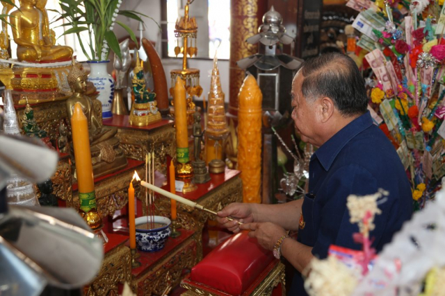 ประธานฯ จุดธูปเทียนบูชาพระรัตนตรัย