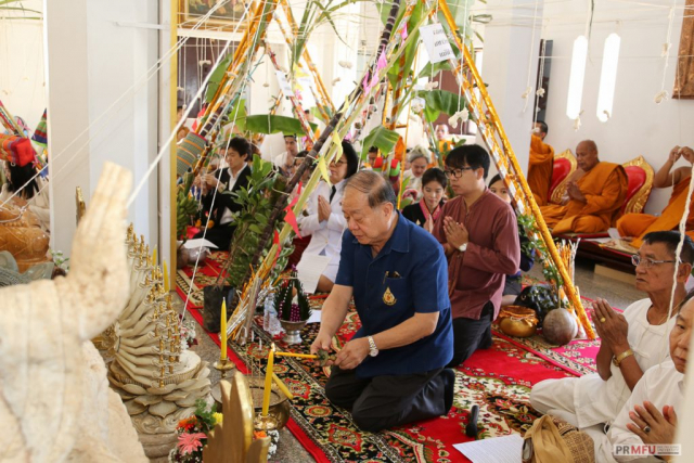 ประธานฯ จุดธูปเทียนบูชาพระรัตนตรัย