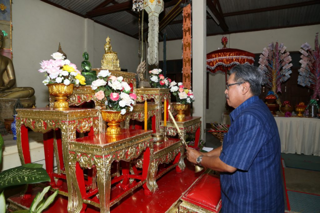 ประธานฯ จุดธูปเทียนบูชาพระรัตนตรัย