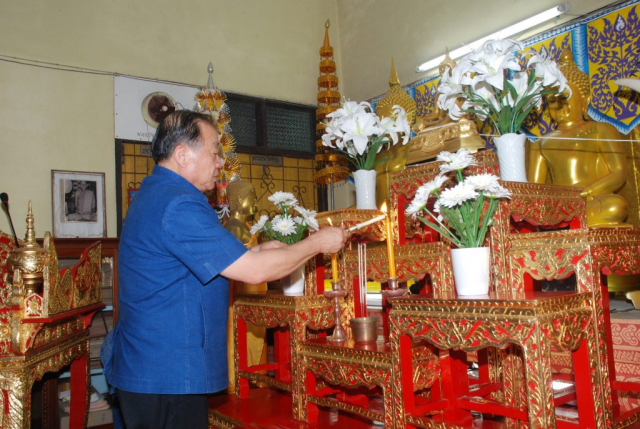 ประธานฯ จุดธูปเทียนบูชาพระรัตนตรัย