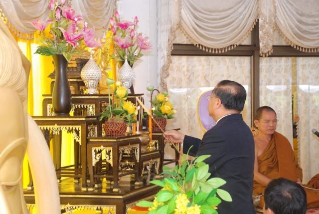 ประธานฯ จุดธูปเทียนบูชาพระรัตนตรัย