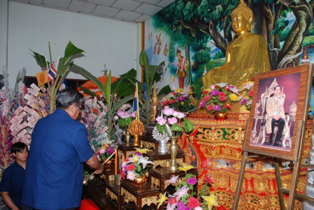 ประธานฯ จุดธูปเทียนบูชาพระรัตนตรัย