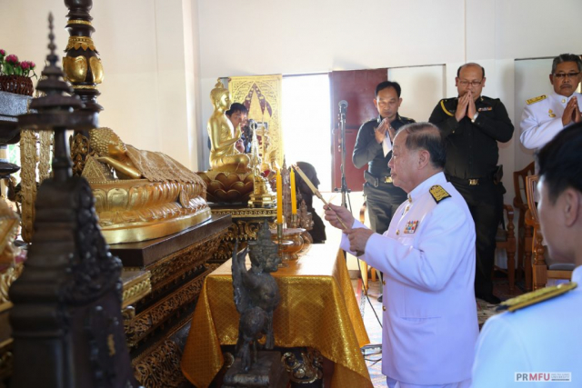 ประธานจุดธูปเทียนบูชาพระรัตนตรัย