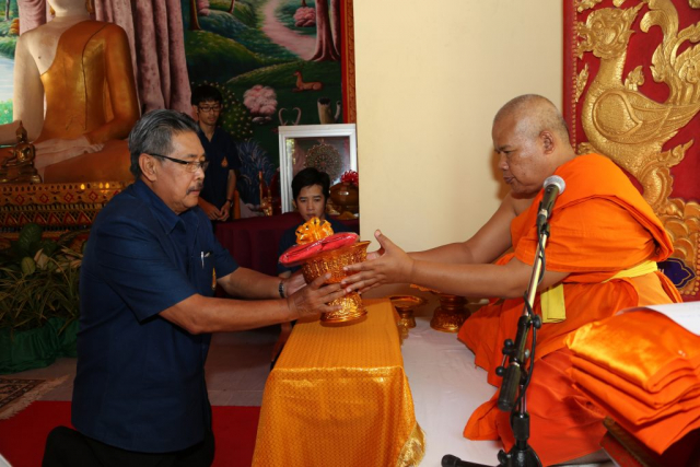 ประธานถวายเครื่องบริวารกฐินแก่องค์ครอง