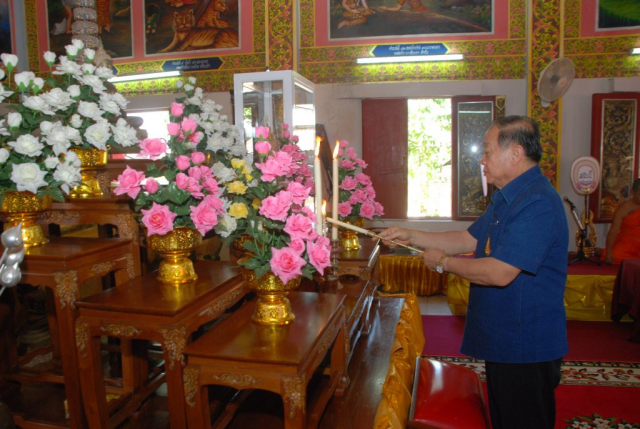 ประธานจุดธูปเทียนบูชาพระรัตนตรัย