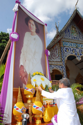 อัญเชิญผ้าไตรพระราชทานประดิษฐานบนโต๊ะหมู่หน้าอุโบสถวัดสันทราย