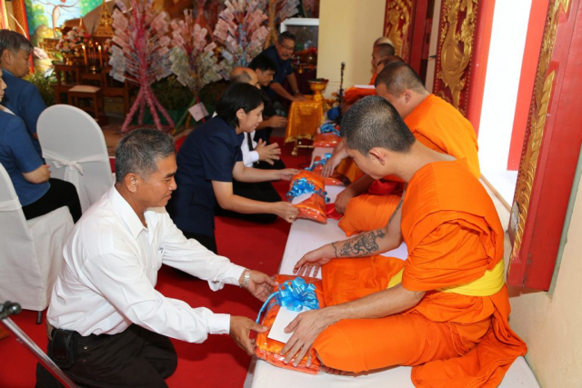 ประธานฯ ผู้บริหาร และผู้มาร่วมพิธีถวายไทยธรรมแด่พระสงฆ์