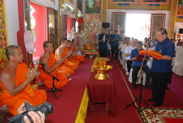 ประธานกล่าวคำถวายผ้าพระกฐิน