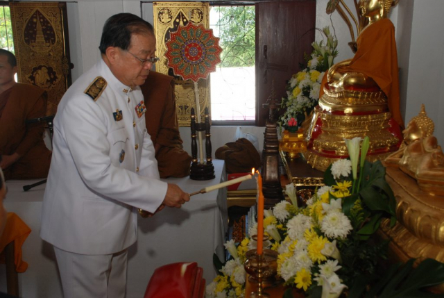 ประธานจุดธูปเทียนบูชาพระรัตนตรัย