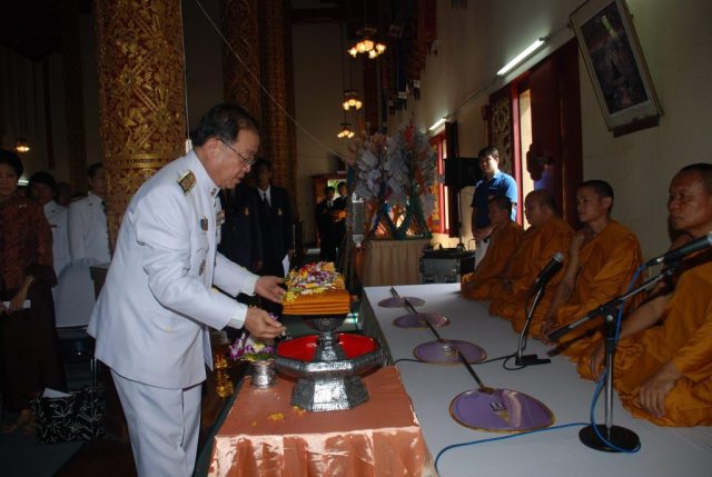 ประธานเข้าสู่อุโบสถและนำผ้าไตรพระราชทานไปวางบนพานแว่นฟ้าหน้าพระสงฆ์ รูปที่ 2