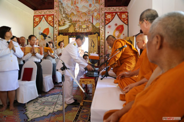ประธานฯ ยกพานผ้ากฐินประเคนพระสงฆ์รูปที่ 2 พร้อมด้วยเทียนปาฏิโมกข์