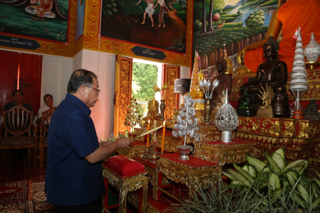 ประธานจุดธูปเทียนบูชาพระรัตนตรัย