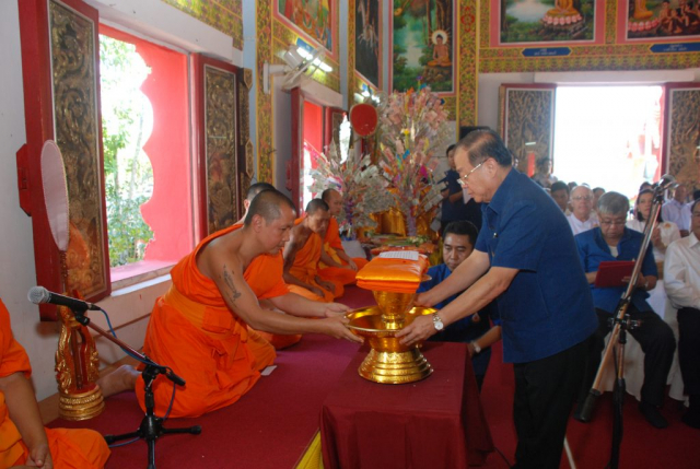 ประธานฯ ยกพานผ้ากฐินประเคนพระสงฆ์รูปที่ 2 พร้อมด้วยเทียนปาฏิโมกข์