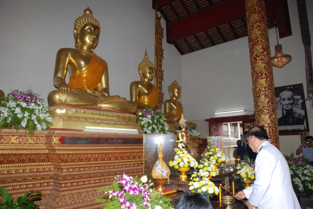 ประธานจุดธูปเทียนบูชาพระรัตนตรัย