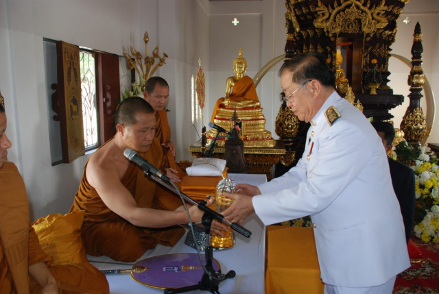 ประธานฯ ยกพานผ้ากฐินประเคนพระสงฆ์รูปที่ 2 พร้อมด้วยเทียนปาฏิโมกข์