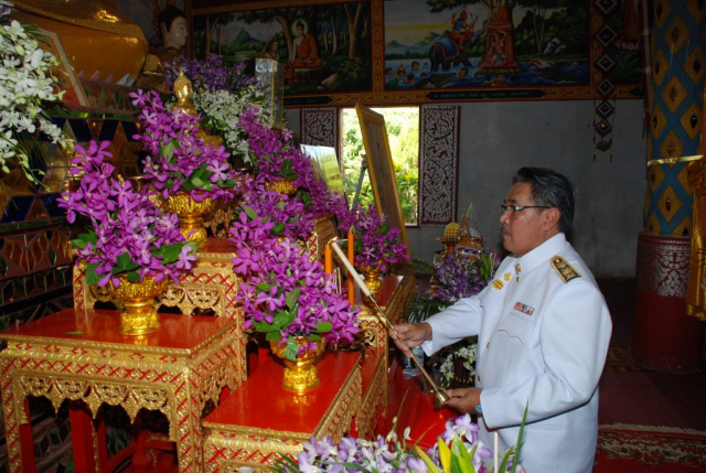 ประธานจุดธูปเทียนบูชาพระรัตนตรัย