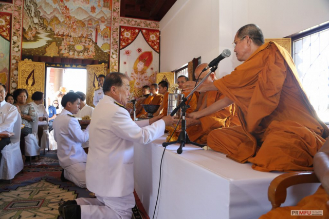 ประธานถวายเครื่องบริวารกฐินแก่องค์ครอง