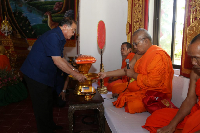 ประธานฯ ยกพานผ้ากฐินประเคนพระสงฆ์รูปที่ 2 พร้อมด้วยเทียนปาฏิโมกข์