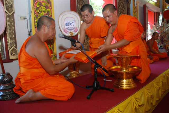 พระสงฆ์ผู้เป็นองค์ครองออกไปครองผ้าไตร