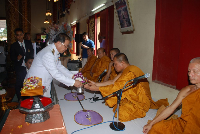 ประธานฯ ยกพานผ้ากฐินประเคนพระสงฆ์รูปที่ 2 พร้อมด้วยเทียนปาฏิโมกข์