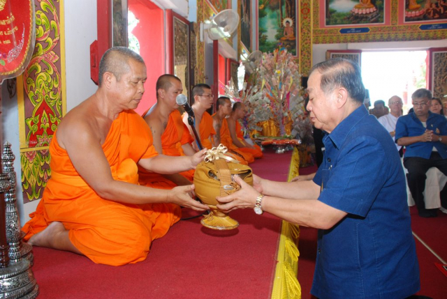 ประธานถวายเครื่องบริวารกฐินแก่องค์ครอง