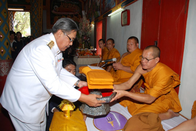 ประธานฯ ยกพานผ้ากฐินประเคนพระสงฆ์รูปที่ 2 พร้อมด้วยเทียนปาฏิโมกข์