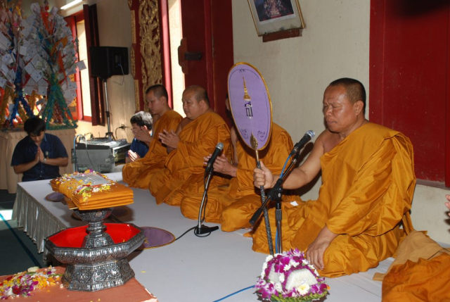 ประธานสงฆ์อปโลกน์กฐิน และพระสวดกฐิน
