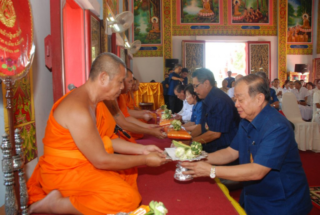 ประธานฯ ผู้บริหาร และผู้มาร่วมพิธีถวายไทยธรรมแด่พระสงฆ์