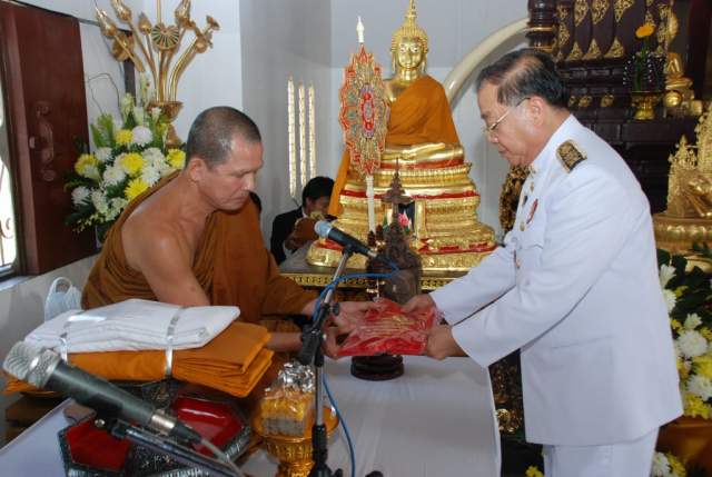 ประธานถวายเครื่องบริวารกฐินแก่องค์ครอง